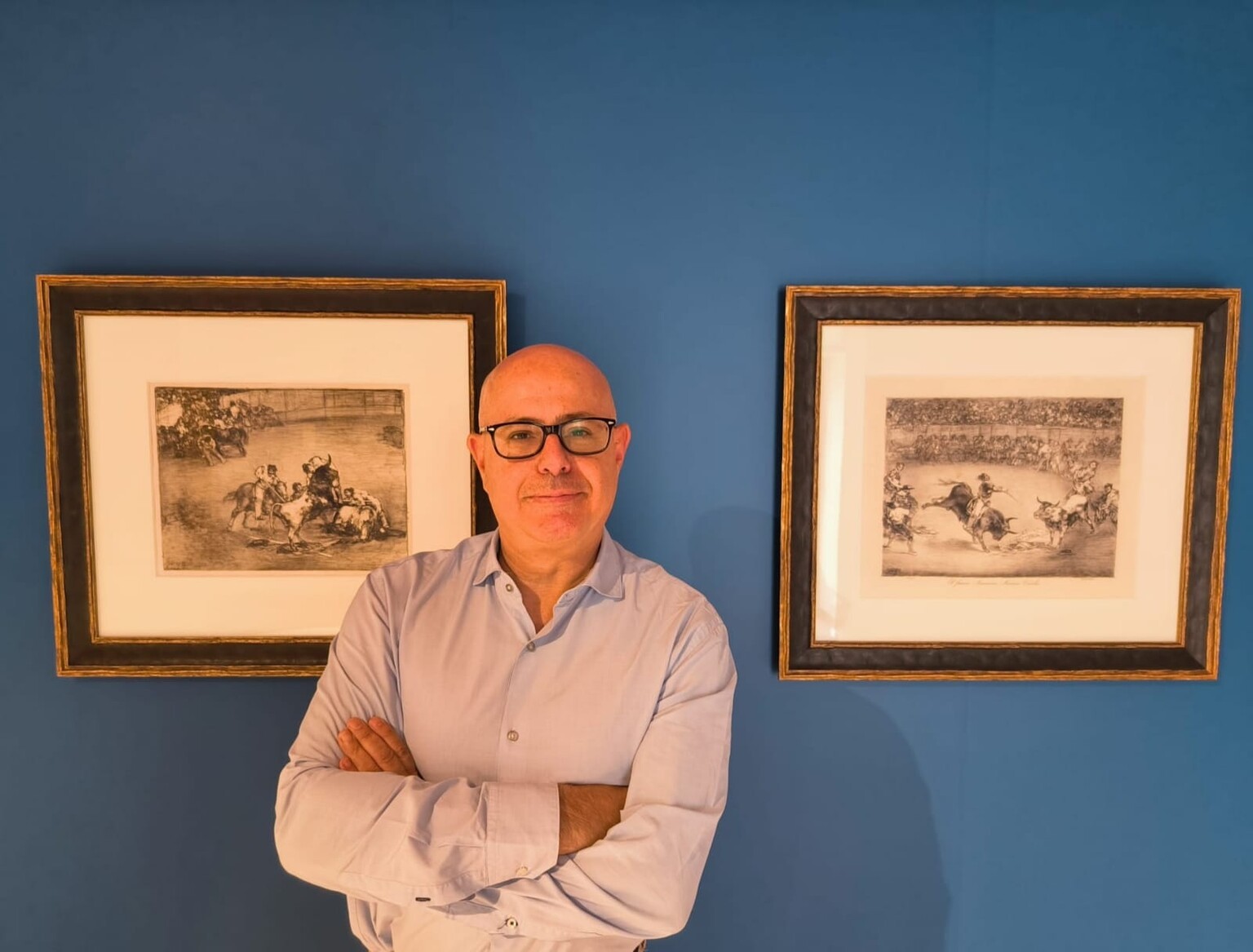 Fernando Sarría entre dos litografías de Los Toros de Burdeos. Museo de Huesca