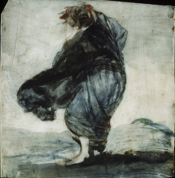 Mujer con los vestidos inflados por el viento